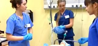 Studenci medycyny ćwiczą w salach symulacji medycznej