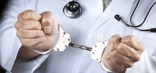 Przyjmowanie korzyści majątkowych, molestowanie pacjentek – lekarze aresztowani