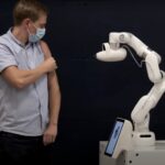Robot który sam wykonuje szczepienia